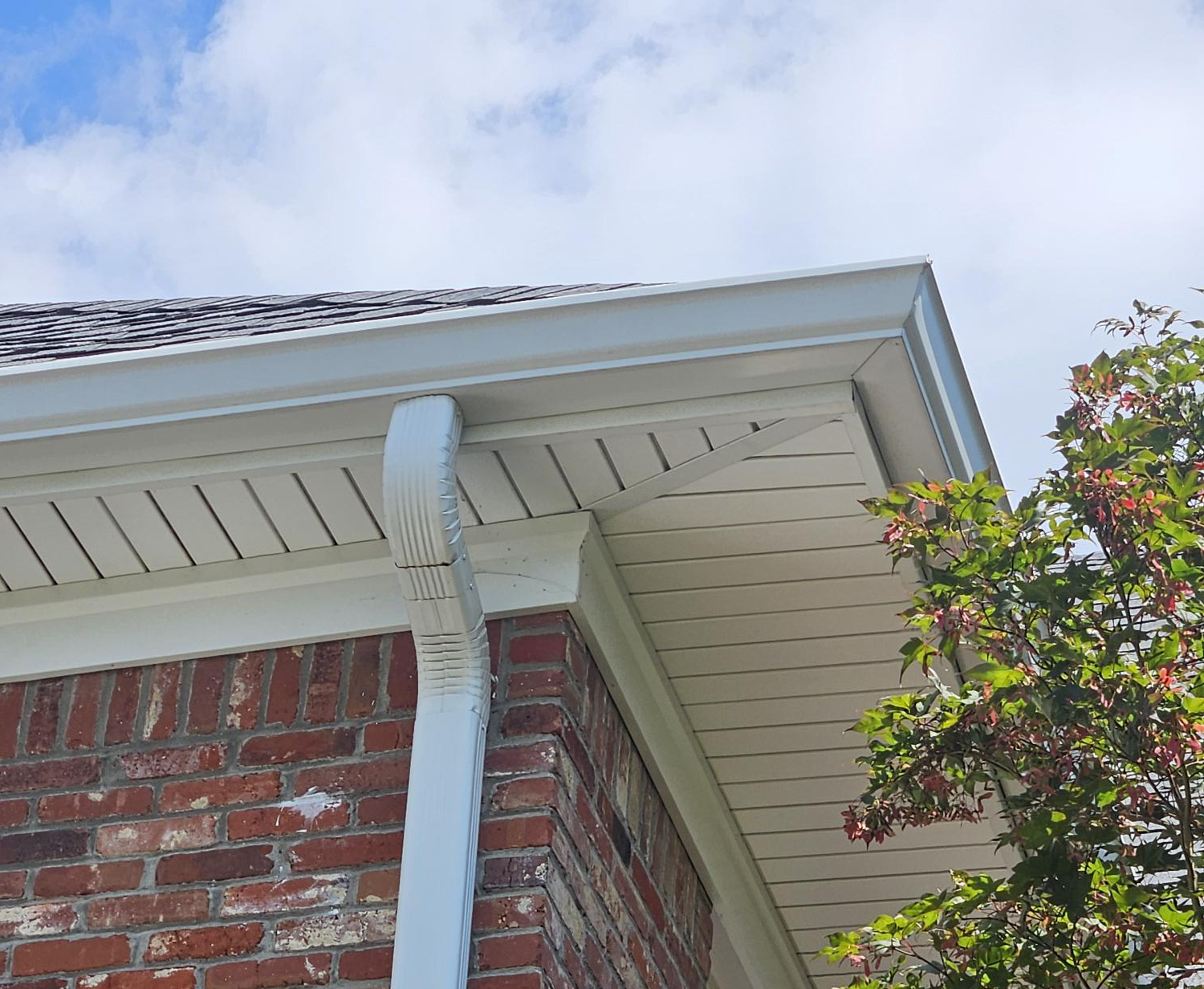 Charter Oak Vinyl Soffit And 6 Inch Wide Seamless Gutters